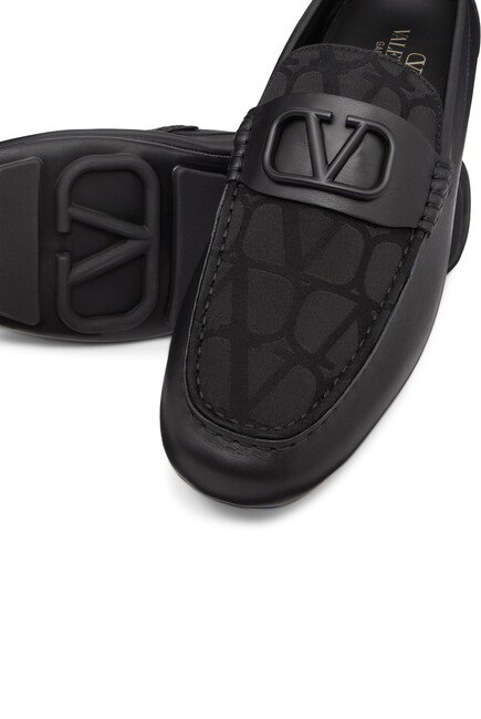 حذاء درايفر سهل الإرتداء بحلية شعار V